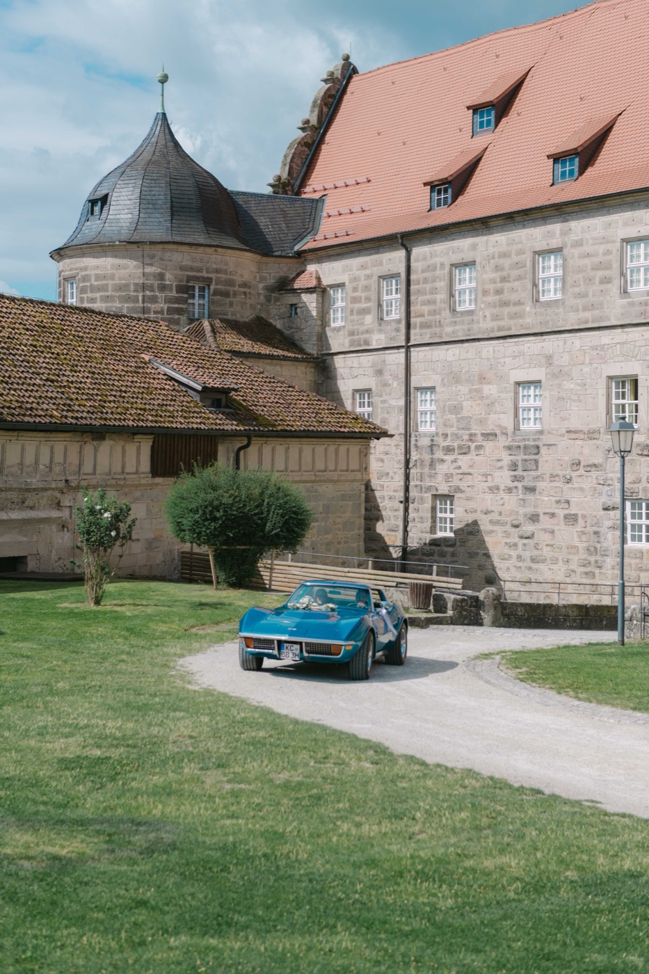 Blaue Corvette auf dem Gelände der Festung Rosenberg Kronach – Hochzeit Oberfranken, SAPHIR WEDDINGS