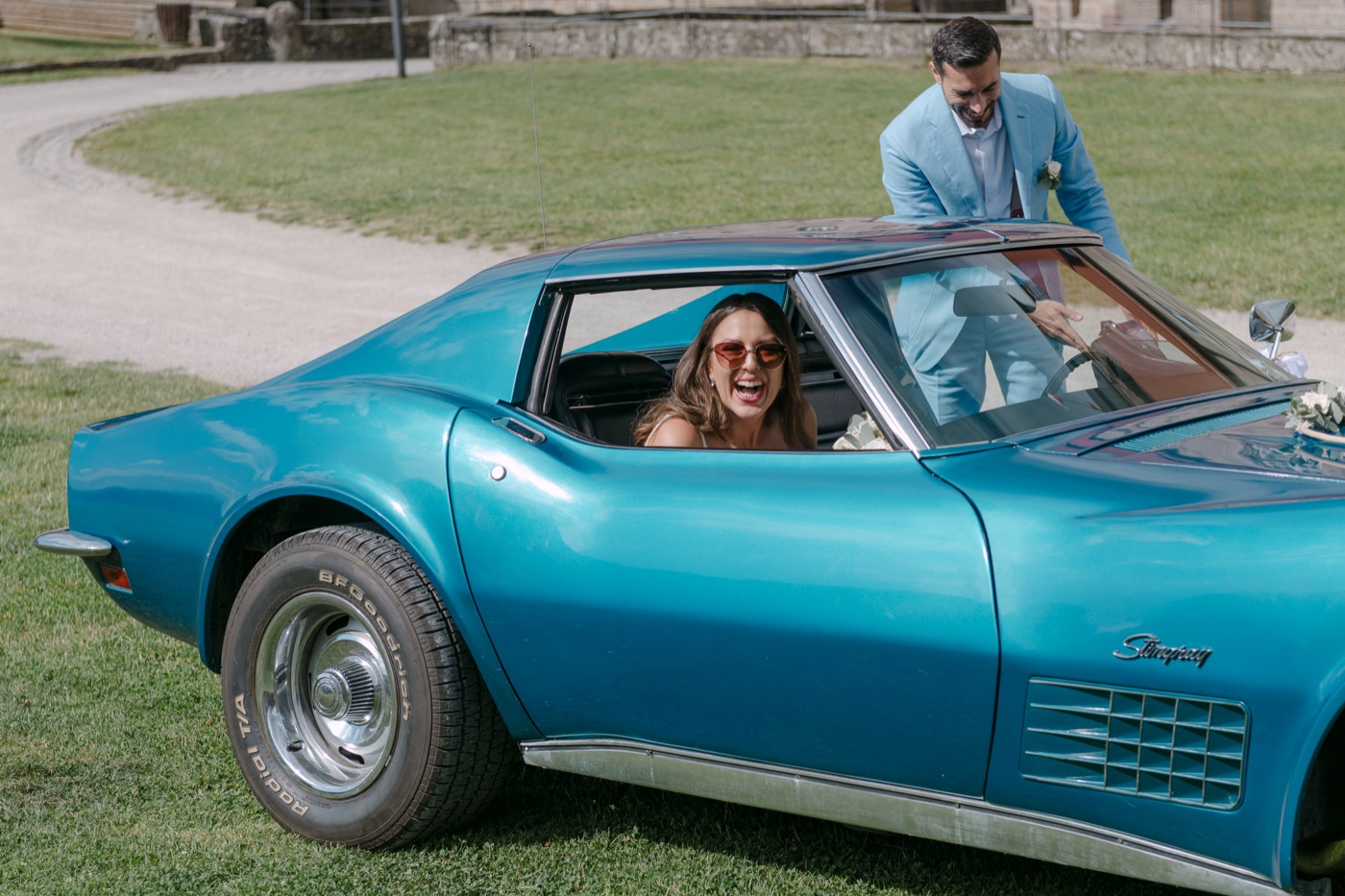 Bride in teal Corvette Stingray, Festung Rosenberg Kronach Bavaria – wedding photography Saphir Weddings