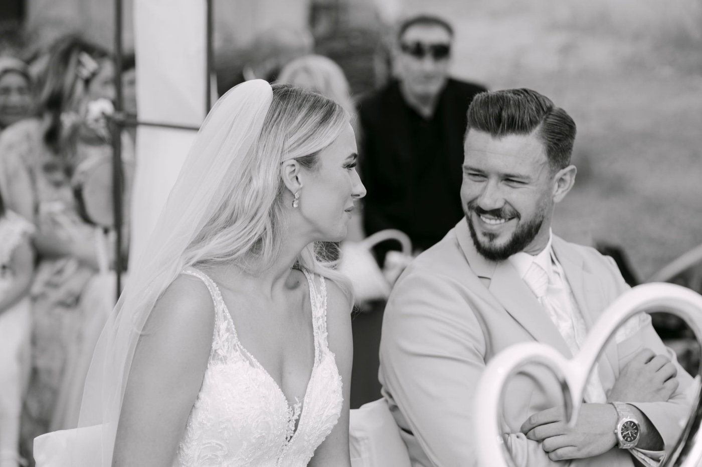 Brautpaar lacht bei Trauung Schafgarten Festung Rosenberg Kronach – SAPHIR WEDDINGS
