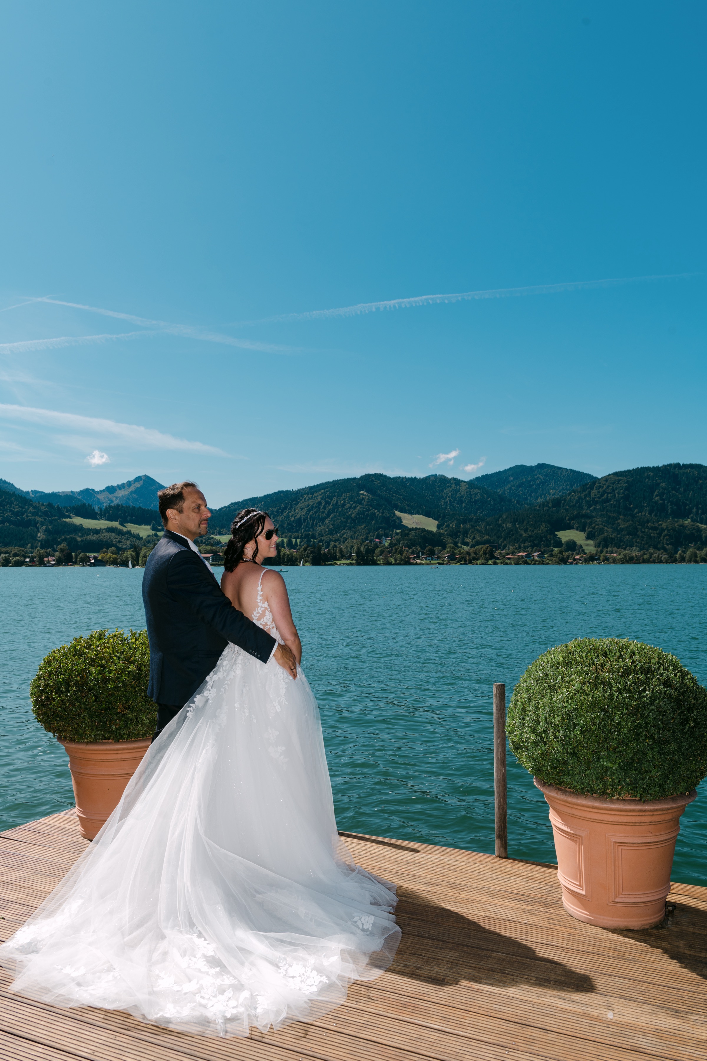 Brautpaar auf dem Steg am Tegernsee — Heiraten am Tegernsee, Hochzeitsfotografie SAPHIR WEDDINGS