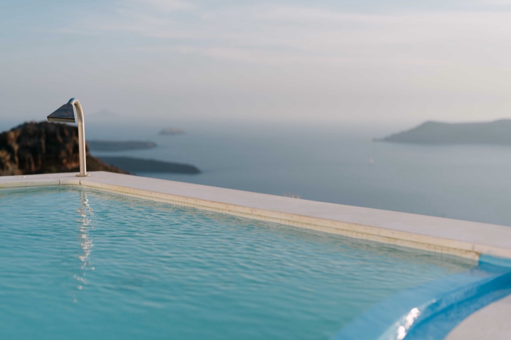 Infinity Pool mit Caldera-Blick – Villa Santorini, Destination Wedding SAPHIR WEDDINGS