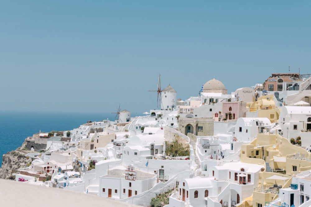 Oia Santorini – weiße Häuser und Windmühle über dem Meer, SAPHIR WEDDINGS