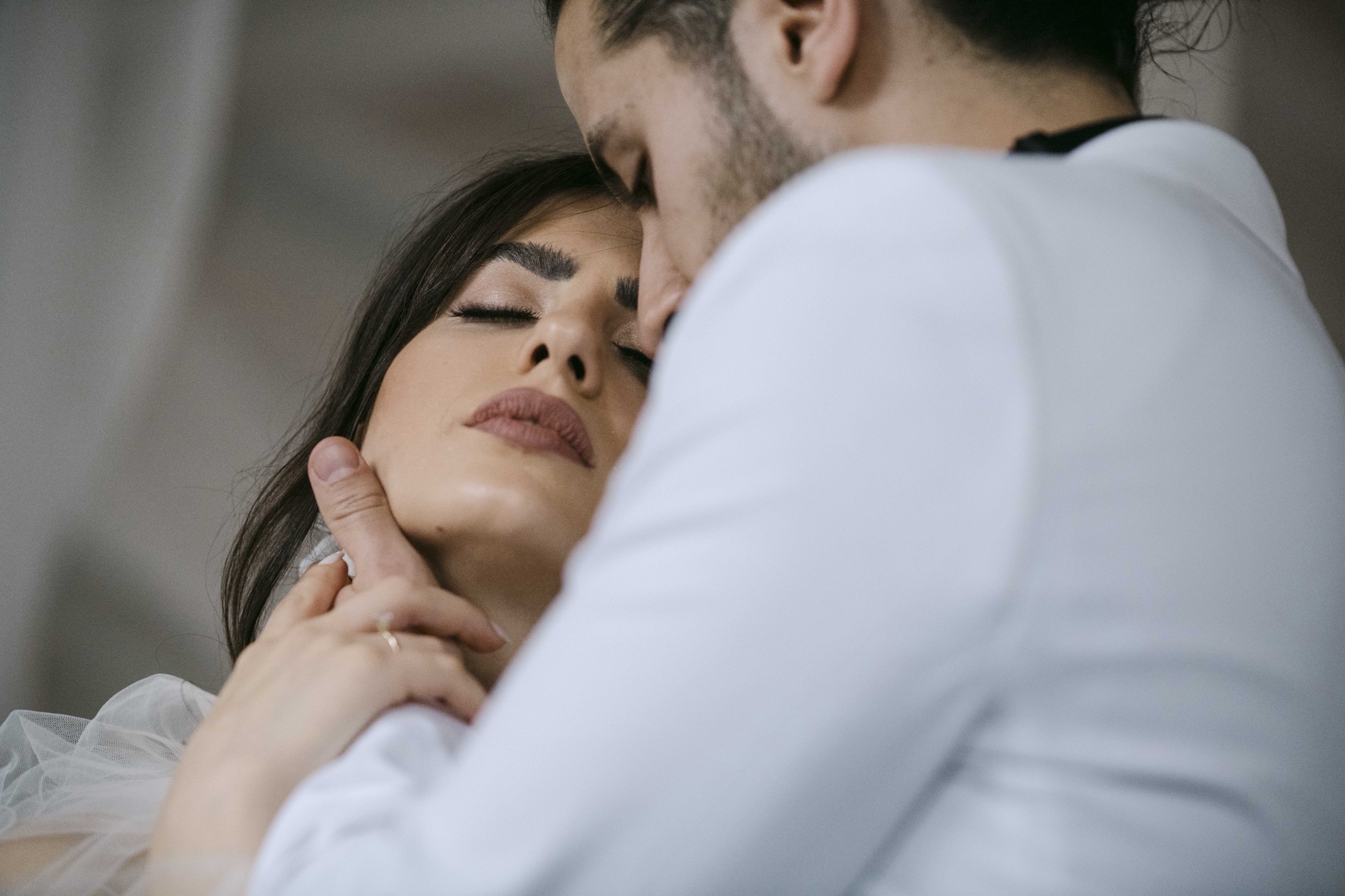 Passionate couple moment, editorial wedding photography Germany – Saphir Weddings