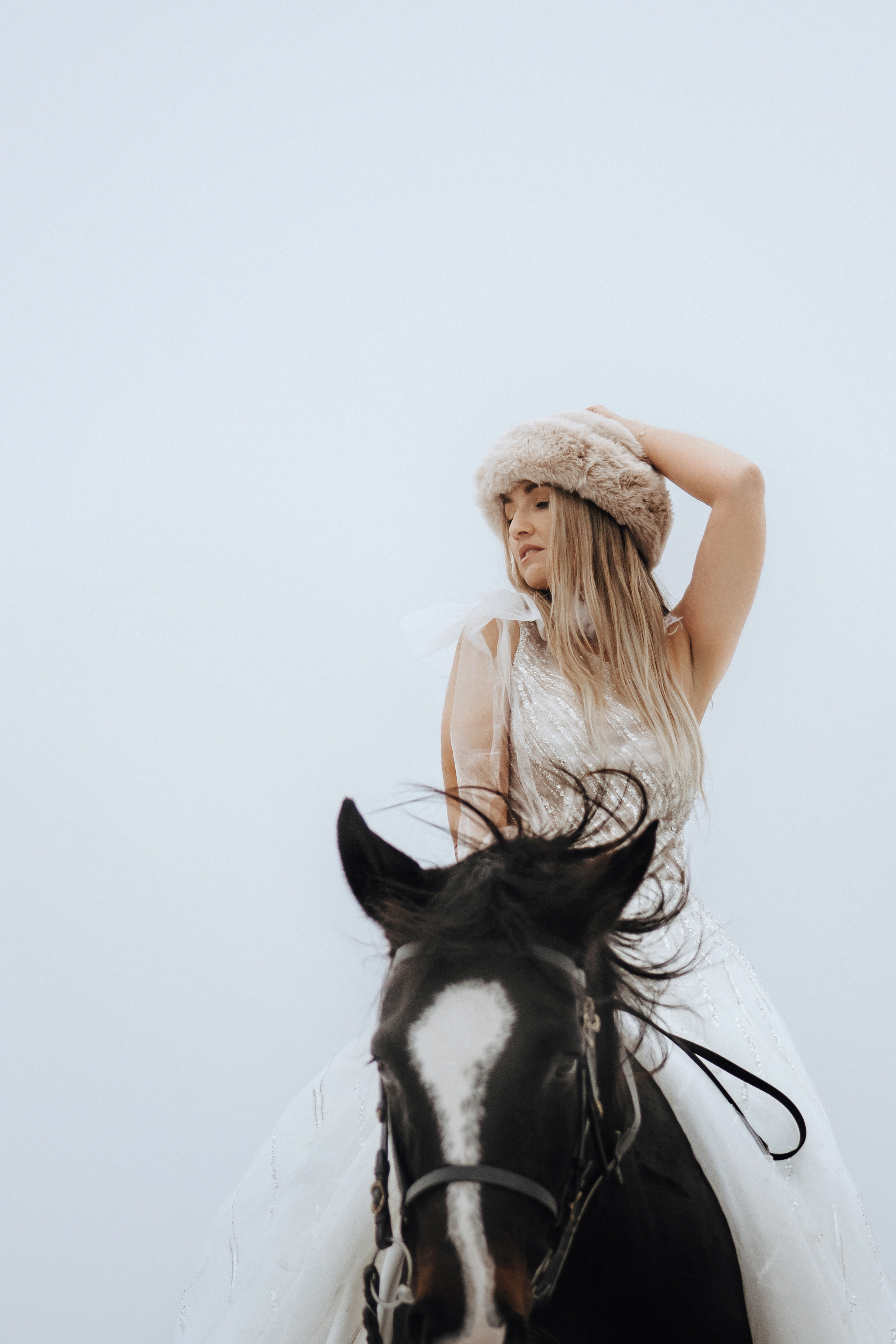 Simone Deuerling, Hochzeitsfotografin auf Pferd in Brautcouture – SAPHIR WEDDINGS Oberfranken Bayern