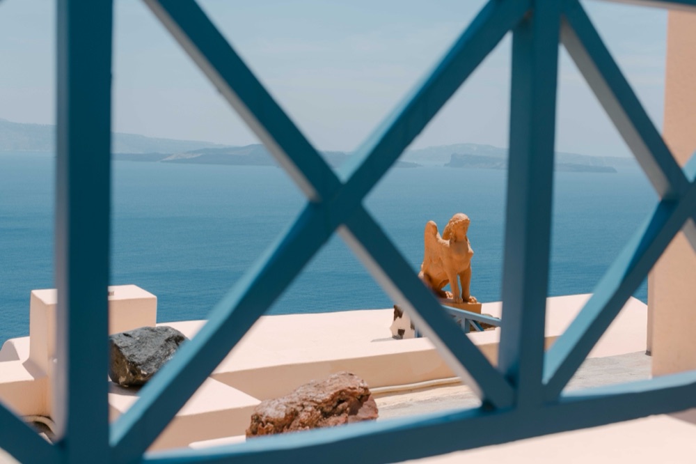 Blaues Gittertor mit Blick auf die Caldera Santorini – SAPHIR WEDDINGS