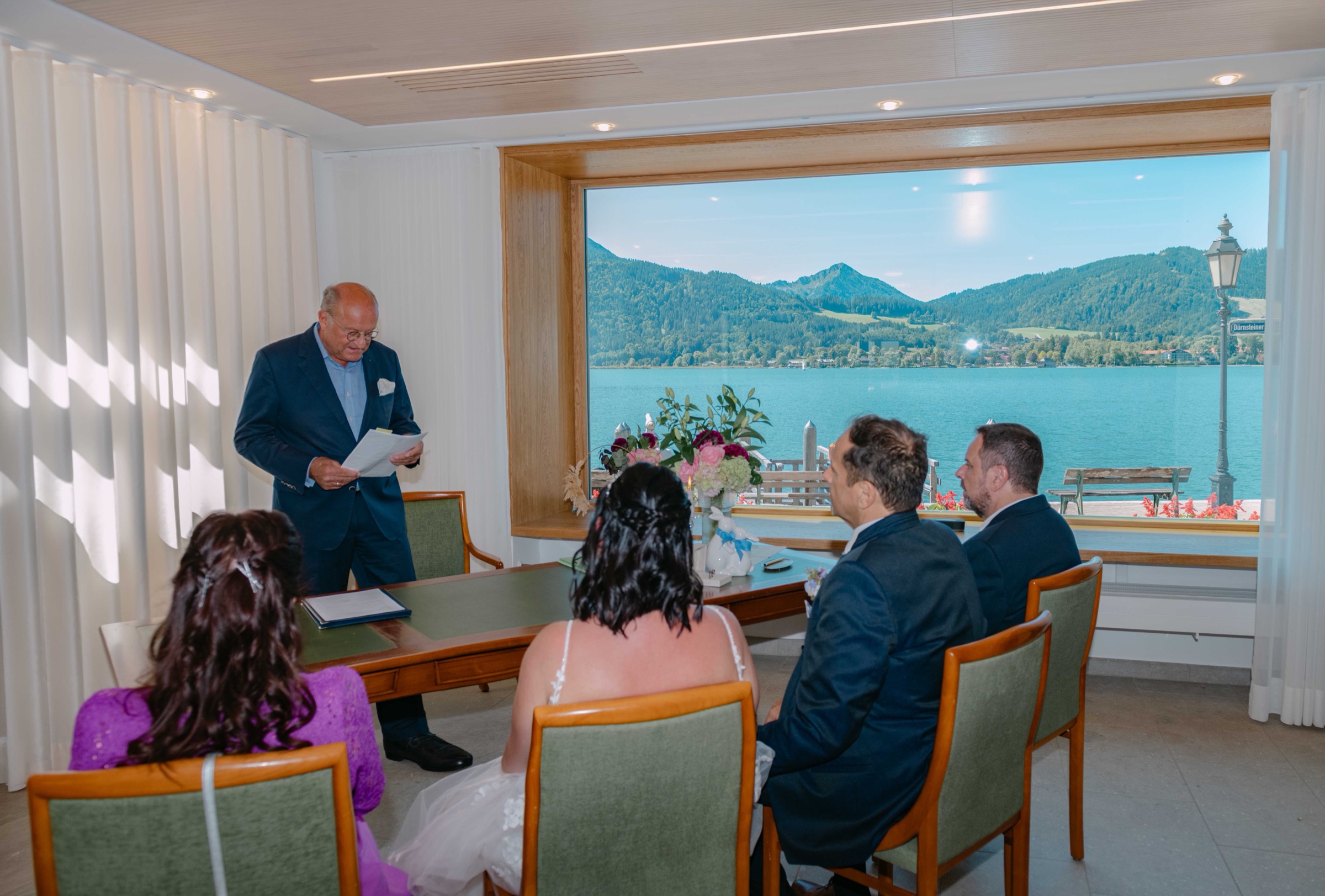 Standesamt Tegernsee innen – Trauung mit Seeblick durchs Fenster, Hochzeitsfotografie SAPHIR WEDDINGS